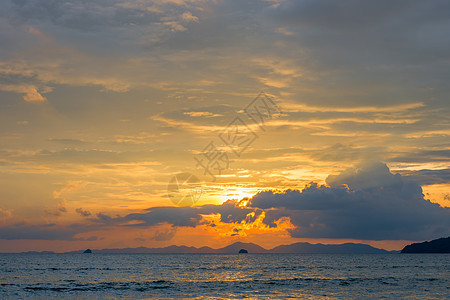 日落时在海面上飞翔的夕阳天空图片