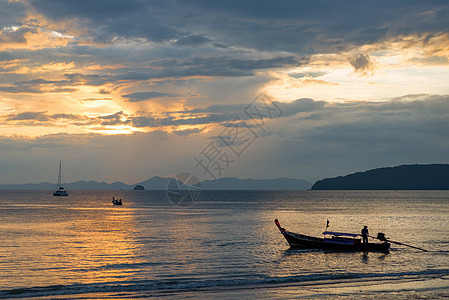 安达曼海的日落 泰传统船的景象图片