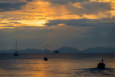 安达曼海的日落 太阳在蓝云中落下图片