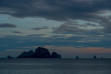 日落后黑暗阴沉的风景 — 大海和岩石的景色图片