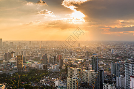 城市上美丽的日落 从摩天大厦看曼谷图片