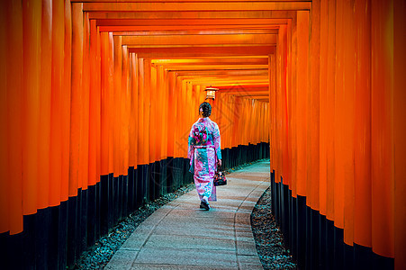 在日本京都神社从事传统的日本乳房工作的亚洲妇女街道裙子女士戏服小路艺妓花园和服女孩神道图片