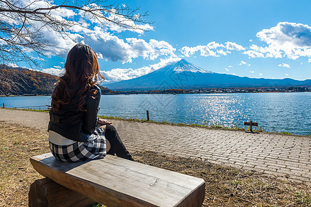 寻找日本川口子湖富士山的女人图片