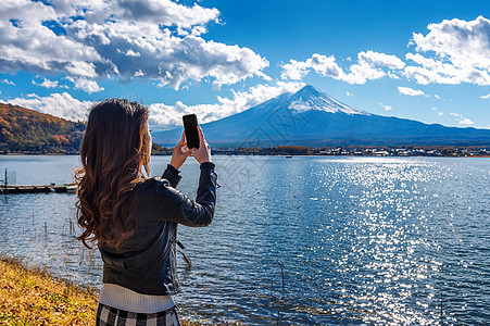 女性使用手机在日本川口子湖富士山拍摄照片 注游客地标风景公吨天空相机旅行旅游蓝色女士图片