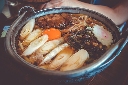 传统日式日本苏kiyaki餐蒸汽用餐餐厅豆腐桌子牛肉盘子火锅大豆美食图片
