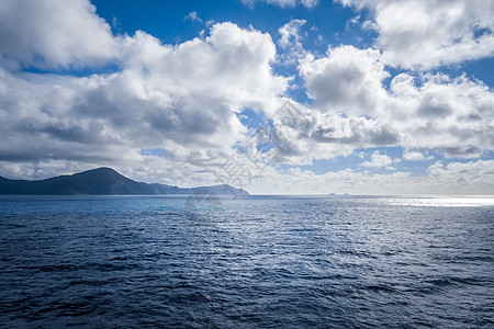 在新西兰渡轮上观看声音海洋海岸线支撑山脉蓝色假期背光海岸风景丘陵图片