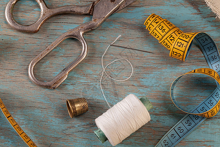 蓝木木背景的逆向缝纫配件卷尺磁带裁缝工具工匠蓝色团体金属纺织品维修图片