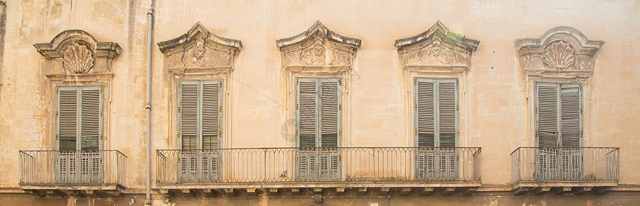 意大利莱克Lecce  以巴洛克风格的旧窗口纪念碑宫殿建筑地标窗户城市旅行雕塑历史性奢华图片