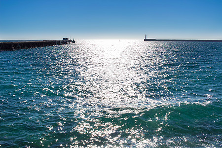 阳光明媚的日子在码头的地中海海岸海景图片