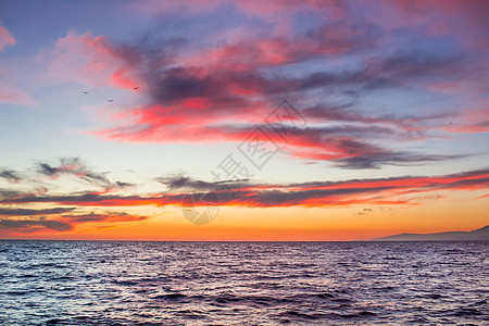 在大海中日落 天空晴朗的阴云笼罩着图片