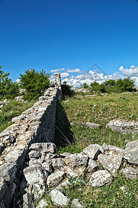 达尔马提亚州布里比尔堡垒的石墙历史城堡森林村庄旅行山脉废墟自然天空建筑学图片
