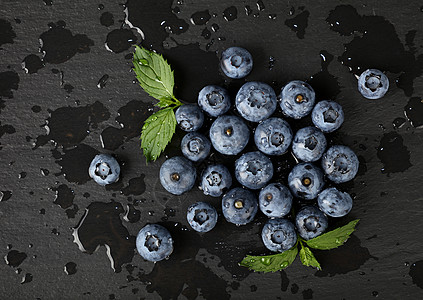黑板上刚洗过的蓝莓 紧贴食物飞沫烹饪木板石板黑色蓝色维生素水果浆果图片