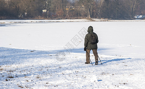 一个人在孤单的冬季探险照片上 骑着电线杆旅行的男人阴影滑雪成人远足者远足雪鞋塑料运动场地两极图片