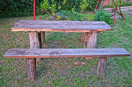院子里的木制桌和板凳图片