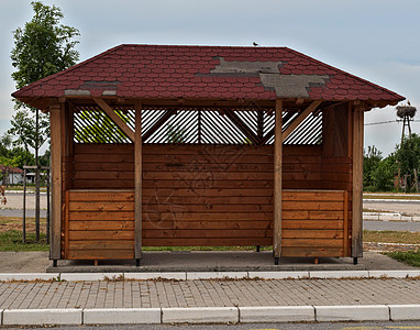 云天的木质公共汽车站图片