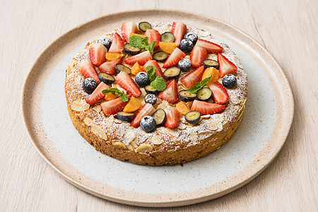 水果和浆果的蛋糕糕点包子烹饪食物木头甜点薄荷奶油小吃面包图片