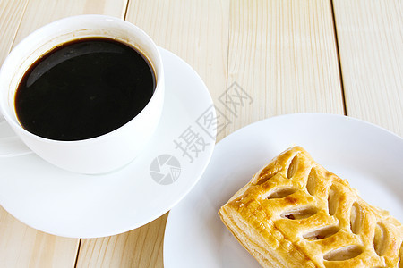 玉米派和咖啡杯在木制背景上杯子馅饼桌子盘子白色糕点早餐饮料面包蛋糕图片
