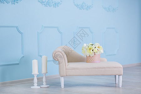 工作室间装饰 配有鲜花 轻温颜色和零用旧家具的鲜花蓝色财产海报椅子沙发海军桌子地板毯子盆栽图片