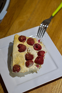 提拉米苏和草莓浆果盘子甜点甜食覆盆子蛋糕奶油水果厨房图片