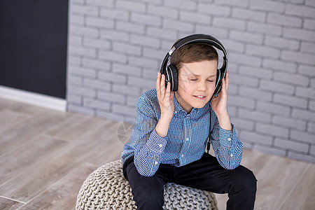 放松和听音乐概念 欧洲男孩充其量 穿便衣的男孩旋律音乐播放器工作室享受歌曲耳机胡子青少年技术乐趣图片