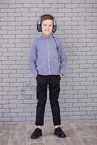放松和听音乐概念 欧洲男孩充其量 穿便衣的男孩技术歌曲格子旋律耳机青少年工作室音乐播放器冥想享受图片
