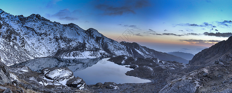尼泊尔的戈赛孔达湖天空旅行宽屏生态日落远足反射山脉假期全景图片