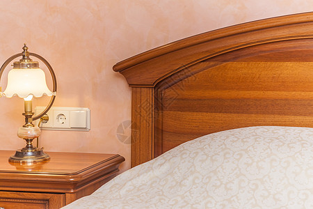 温暖舒适的灯寝具床头板休息房子枕头家具墙纸床垫酒店房间图片