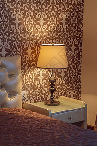 温暖舒适的灯木头床垫枕头床头床头柜酒店休息装饰桌子公寓图片