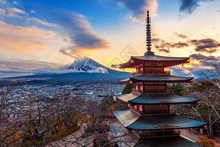 富士山和日本日落时的丘瑞托帕果达等美丽的地标神道寺庙浅间火山蓝色天空神社旅行宝塔季节图片