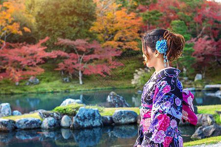 日本秋天公园的亚裔妇女穿着日本传统和服文化黄色红色公园旅行橙子女性寺庙绿色花园图片