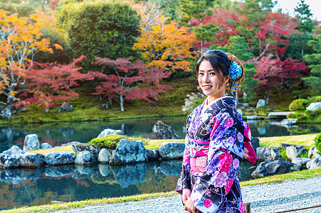 日本秋天公园的亚裔妇女穿着日本传统和服寺庙公园文化女性花园衣服绿色女孩红色裙子图片