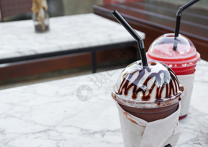 特写在广场的巧克力碎屑和西瓜冰雪饮料玻璃奶昔水果茶点可可食物冰沙花岗岩大理石液体图片