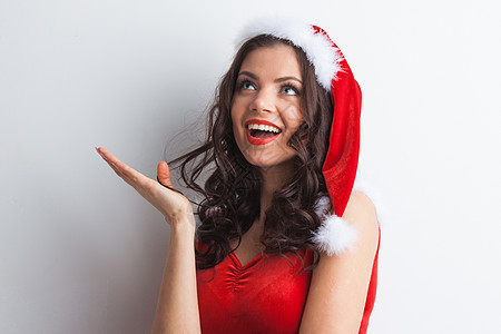 Pinup 圣诞女孩魅力红色帽子乐趣手指女性化妆品快乐微笑新年图片