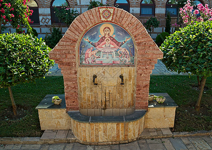 塞尔维亚卡茨东正教修道院花园中的不老泉图片