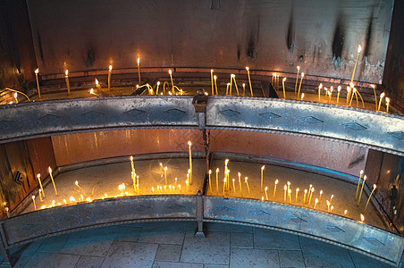 塞尔维亚修道院闪电蜡烛场所祖先窗户旅行火焰教会大教堂燃烧反射辉光地标背景图片