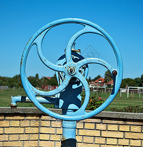 水井泵的蓝轮 关上图片