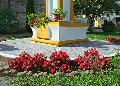在舍尔比亚修道院花园开花的植物教会场地花朵建筑公园植物学房子园艺文化花园图片