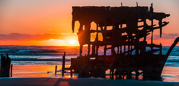 彼得伊雷代尔的沉船海洋天空海岸肋骨太阳波浪相框日落货物图片