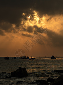 越南天空中天 紫橙晨晨光辉光岩石海岸波浪海岸线钻机日光钓鱼橙子季节图片