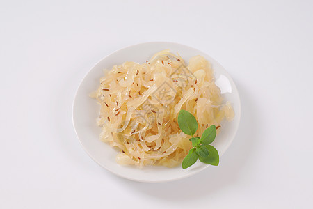 带车的酸黄菜盘子白色伴奏小菜蔬菜发酵白菜沙拉食物图片
