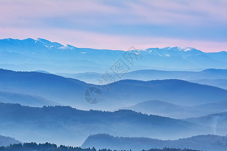 雾中的山地山脉全景薄雾地形山坡地平线旅行森林场景山脊阴霾图片