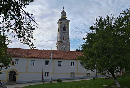 塞尔维亚大雷梅塔修道院和背景云层的景象历史性遗产蓝色大教堂宗教纪念碑建筑学历史天空教堂图片