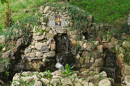 公园中的小型喷泉 周围有树木国家环境苔藓花园森林场地叶子植物建筑学岩石图片