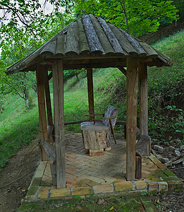 在公园里打开木林小屋休息图片