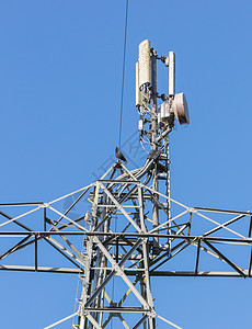 蓝色天空和云彩背景下的天塔通信 天际网络技术电讯微波信号建造数据播送渠道工程图片