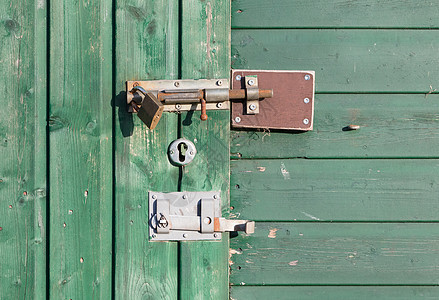 旧的生锈锁警卫安全螺栓击剑农场房子枷锁氧化木头入口图片