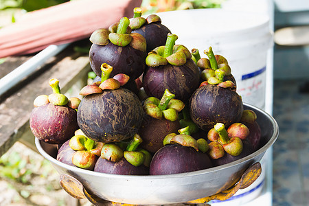 在天秤上的芒果热带山竹绿色食物情调异国水果市场蔬菜销售图片