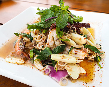 虾沙拉加柠檬草和薄荷 泰国菜图片