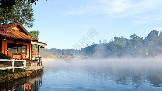 湖黎明反射太阳湖景摄影地方旅行旅游山脉场景阳光图片