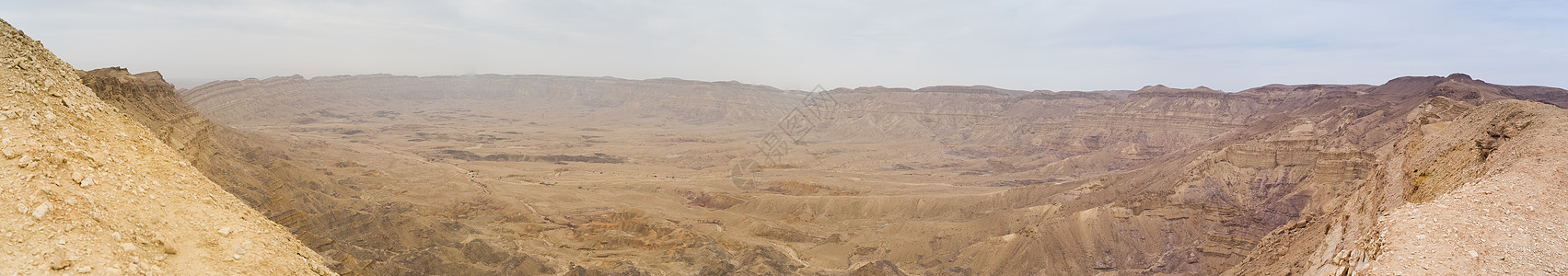 在以色列涅盖夫沙漠地带旅行游客沙漠远足假期山脉旅游天空远足者图片